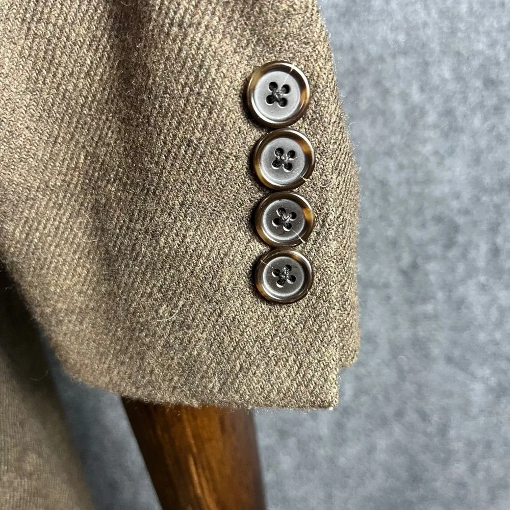 Brooks Brothers wear closure
